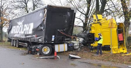 Rozpędzony TIR uderzył w BMW. Kierowca osobówki nie ustąpił pierwszeństwa