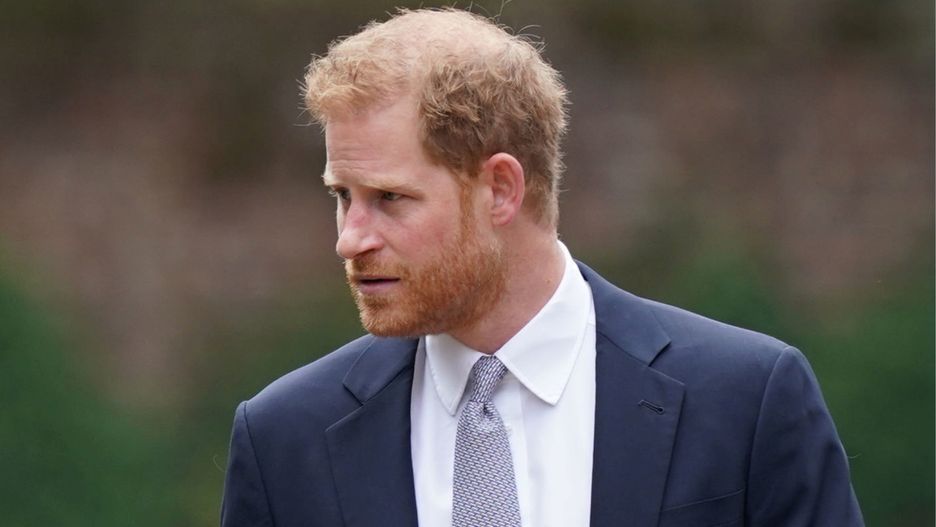 Książę Harry wydaje biografię. Co na to jego rodzina?