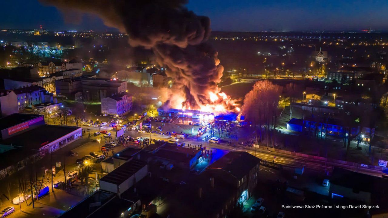 Pożar chińskiego marketu w Rudzie Śląskiej. Płonie niemal cały kompleks