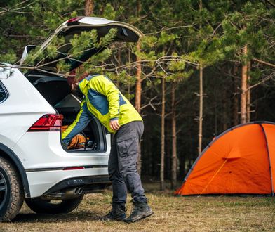 Schował Teslę w namiocie i zaczął ładowanie. "Sytuacja kuriozalna"