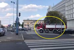 Krakowskie Przedmieście jak twierdza. Strażacy wozili barierki na miesięcznicę