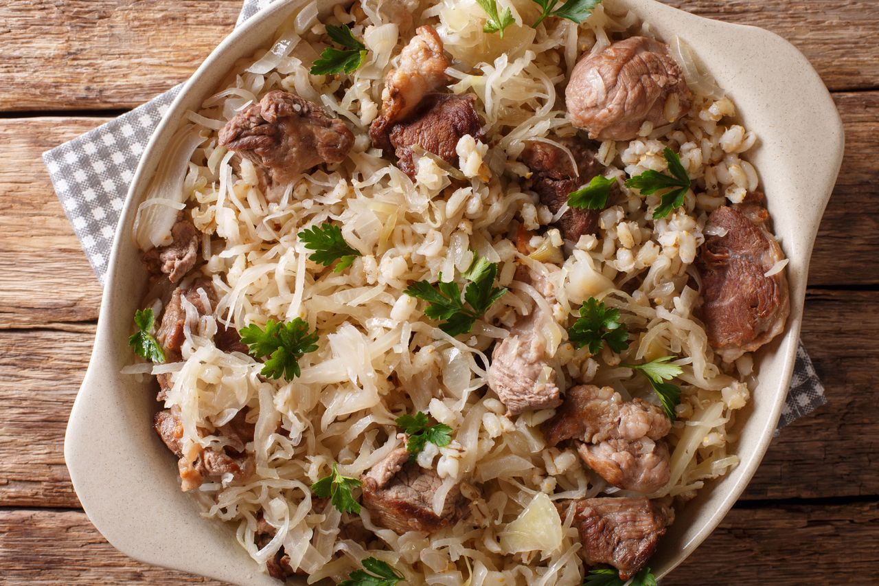 Zapiekanka estońska z kaszy, mięsa i kiszonej kapusty. Sycąca i tania