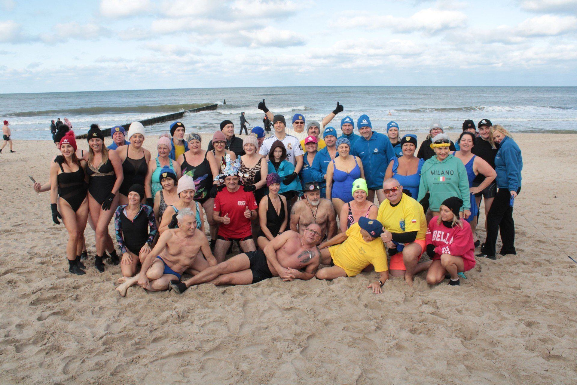 Niedzielna kąpiel morsów w Mielnie