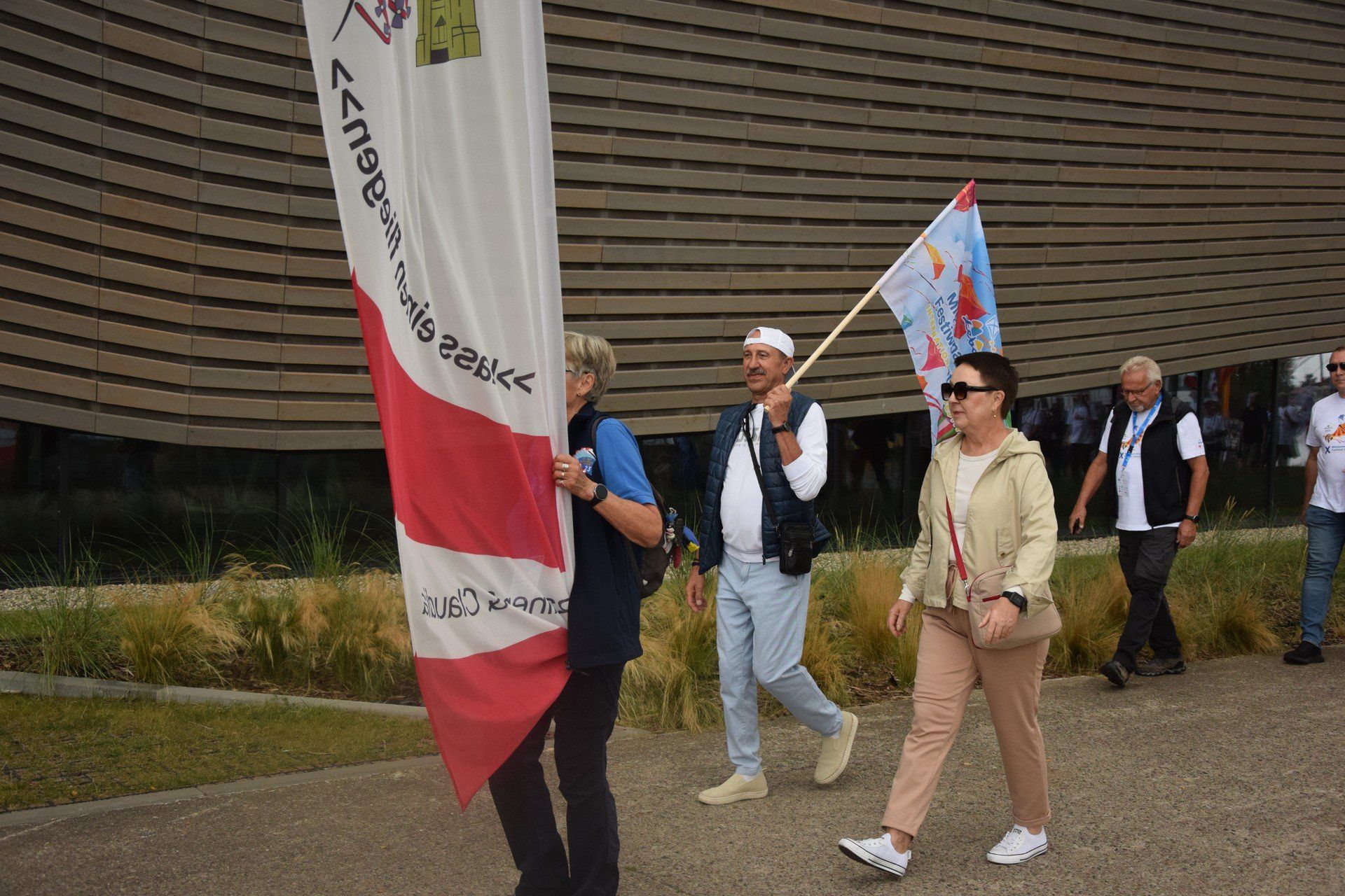 Barwna parada rozpoczęła Międzynarodowy Festiwal Latawców w Łebie