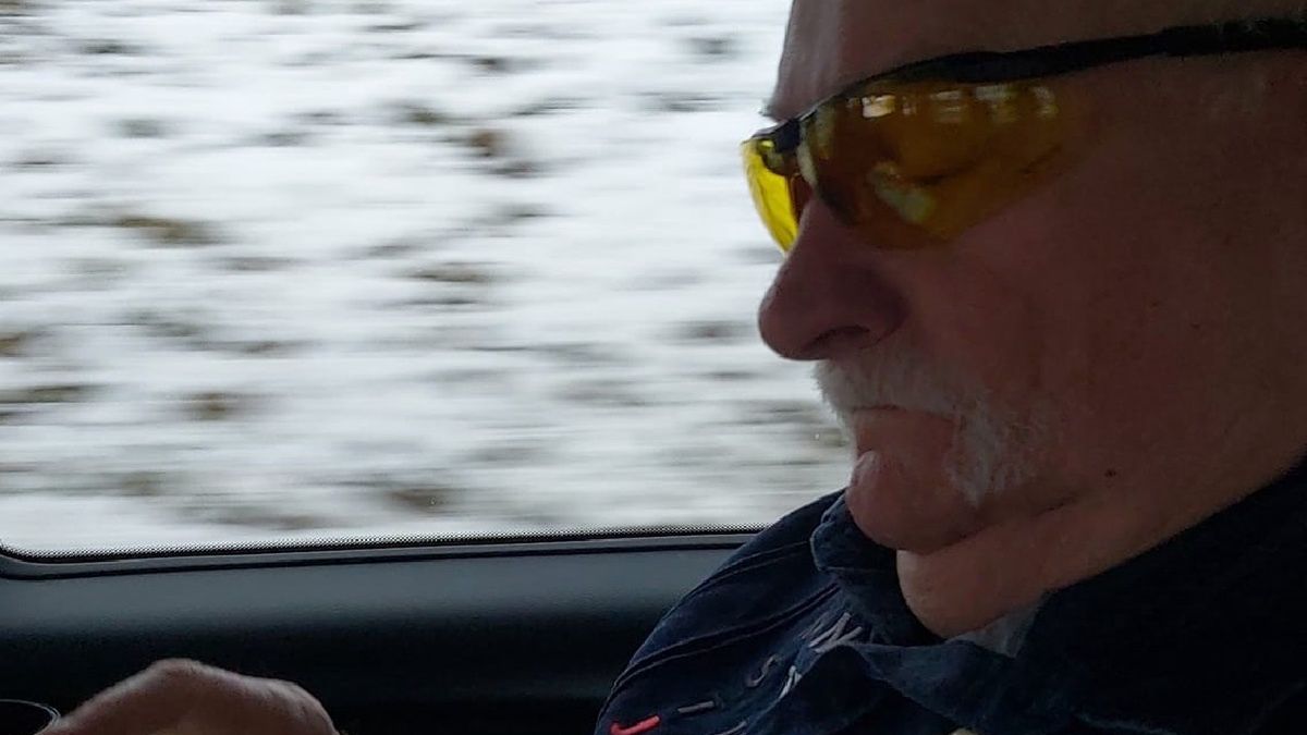 Lech Wałęsa pokazał zdjęcie z drogi na rehabilitację