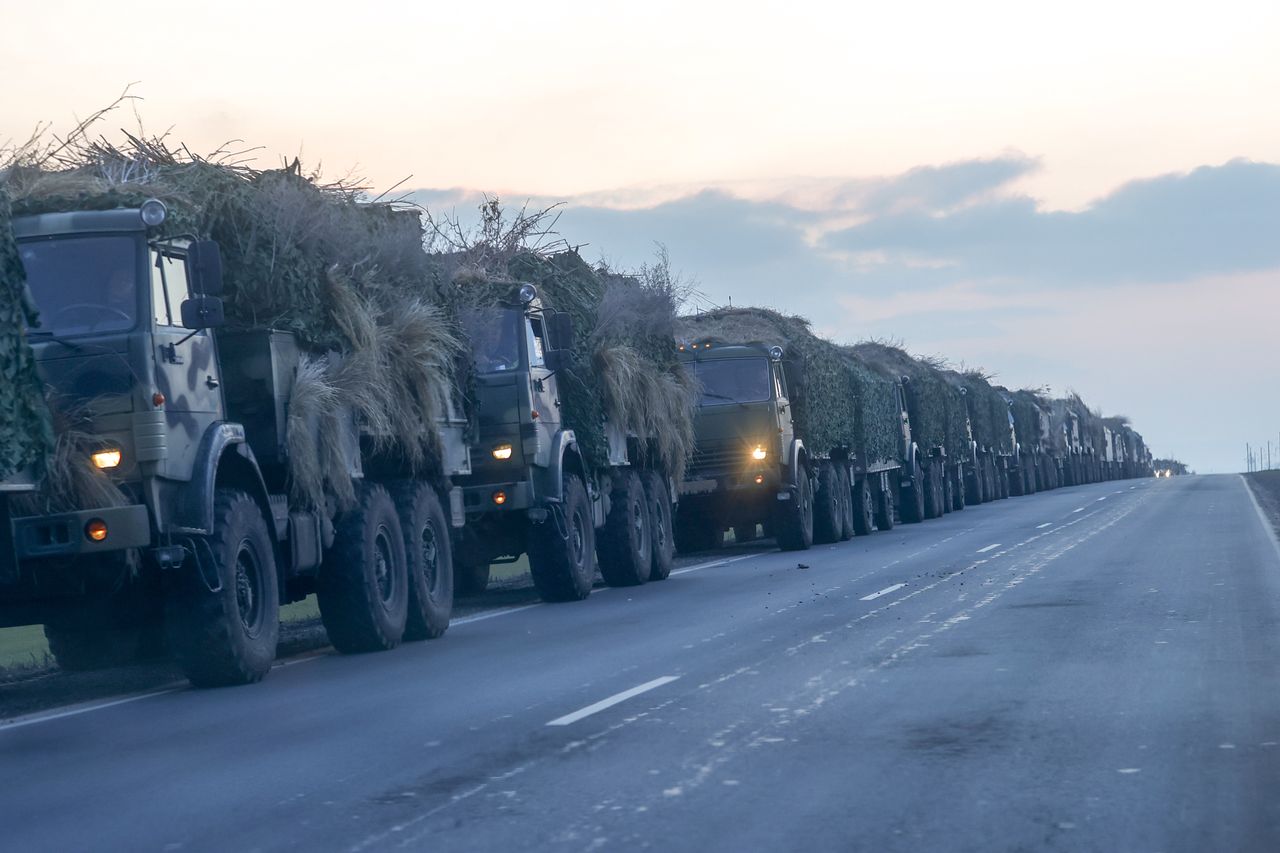 Rosjanie w desperacji. Obudowują czołgi sianem i dywanami - Rosyjskie wojska w Donbasie