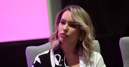 Prowadzi "Magię nagości". Mówi, co dzieje się na planie