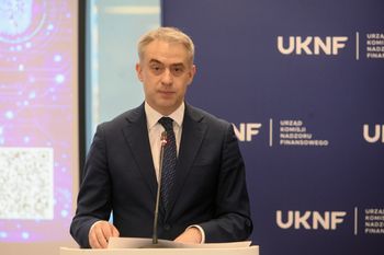 Spór o przetarg na sprzęt IT dla szkół. Blisko 2 mld zł z KPO mogą przepaść