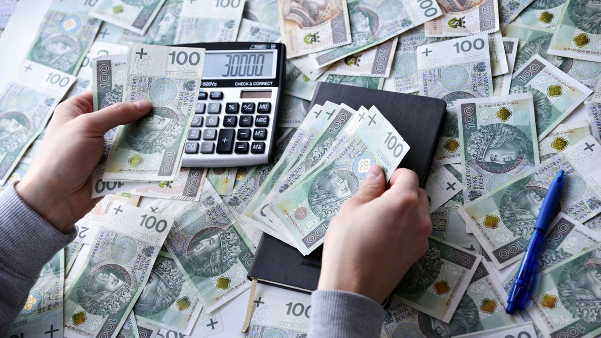 Stock Bart?omiej Magierowski
Fot. Bartlomiej Magierowski/EastNews. Wroclaw 22.02.2022. Zdjecie ilustracyjne. N/z: Przeliczanie pieniedzy, w tle gotowka, kalkulator i kalendarz.
Bartlomiej Magierowski