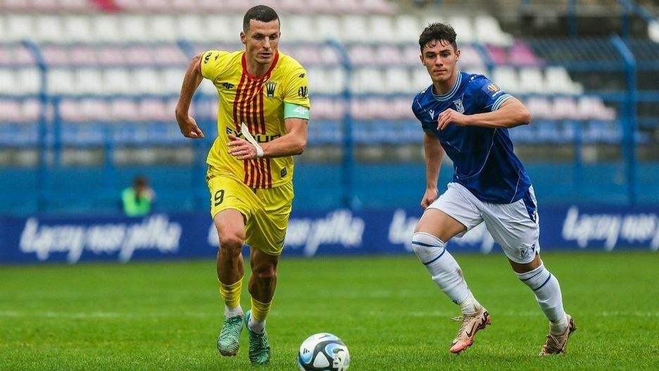 Jewgienij Szykawka (z lewej) odszedł z Korony Kielce po zakończeniu sezonu 2024/2025