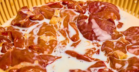 Włóż do niej wątróbkę przed smażeniem. Pozbawisz ją goryczki i będzie delikatniejsza w smaku