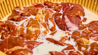 Włóż do niej wątróbkę przed smażeniem. Pozbawisz ją goryczki i będzie delikatniejsza w smaku