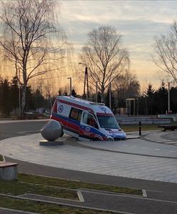 Karetka wpadła do dziury. "Konstrukcja nie wytrzymała ciężaru"