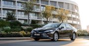 Toyota Camry wróciła. Hybrydowy sedan bierze na celownik menedżerski segment