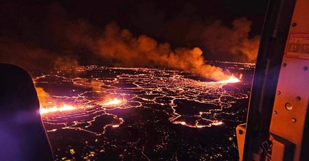 Ogromna erupcja na Islandii. Sznur turystów po horyzont. Nie słuchają służb