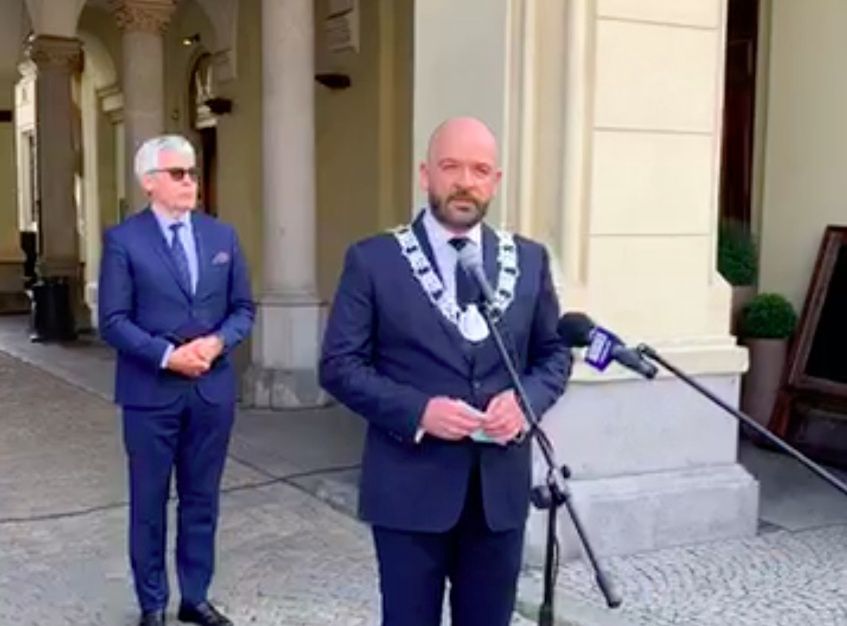 Wrocław. Przeniesione święto miasta. W Sukiennicach odsłonięta została tablica upamiętniająca 30-lecie odrodzonego samorządu terytorialnego (UM Wrocław)