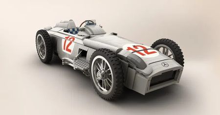Polski konstruktor złożył "srebrną strzałę" Mercedesa z lego. Może stać się oficjalnym zestawem