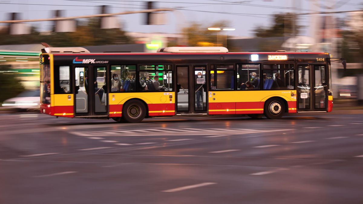 Od 15 grudnia w życie wchodzi nowy limit: do 75 proc. podróżnych w transporcie zbiorowym. 