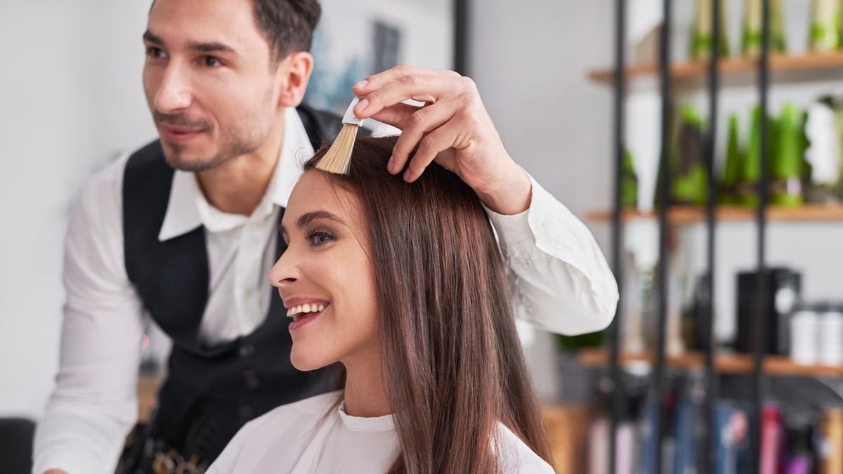 Baby highlights to subtelna, delikatna koloryzacja włosów.