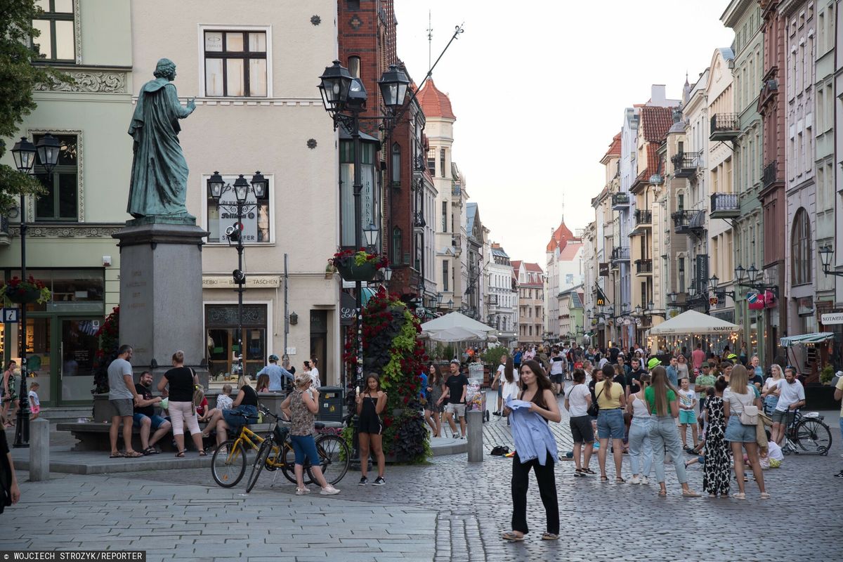 W ubiegłym roku Toruń płacił o ok. 1 tys. złotych brutto więcej niż w Bydgoszczy