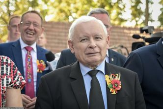 Kaczyński obiecał 2200 zł, ale oni dostaną więcej. Mało kto o tym wie