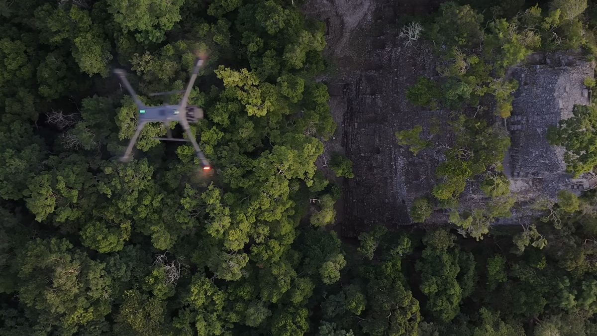 Dron DJI Matrice 400 przelatuje nad  megamiastami Gwatemali