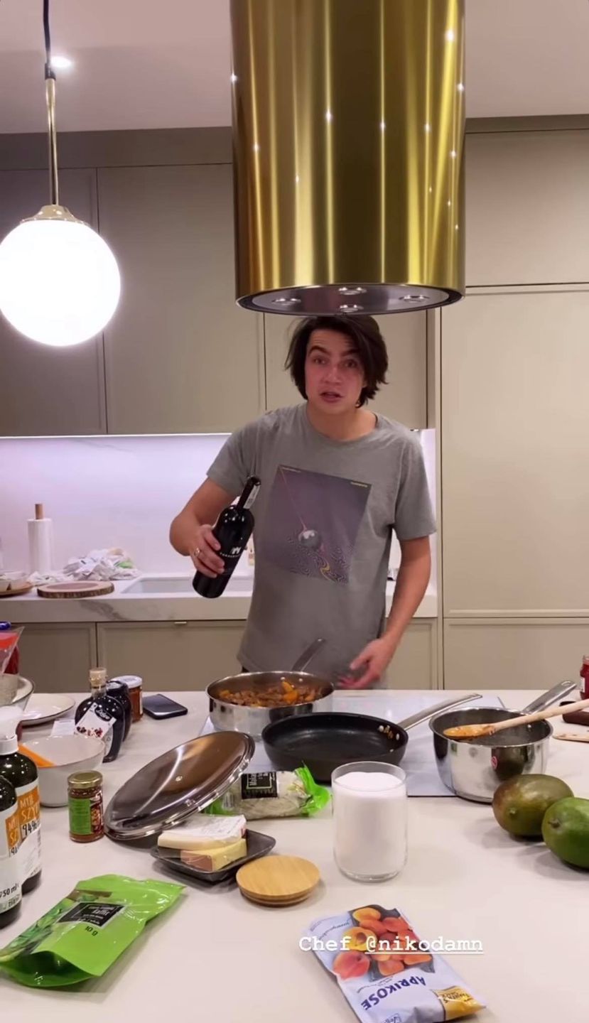 Nikodem Rozbicki gotuje ramen