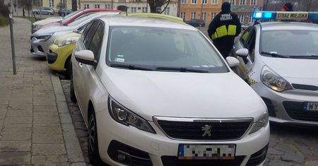 Nie wyłączył silnika. Zostawił dziecko w aucie i poszedł do pracy