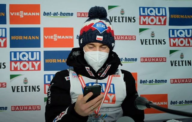 Kamil Stoch odebrał telefon od żony w czasie konferencji