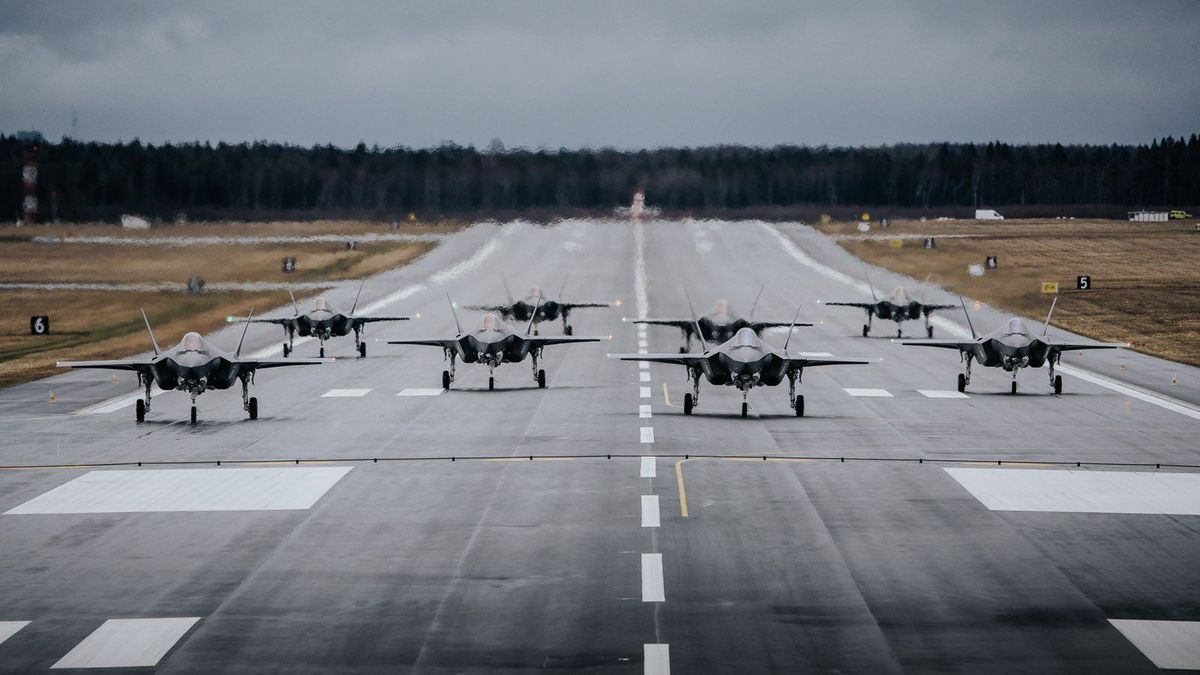 F-35 na płycie lotniska, zdjęcie poglądowe