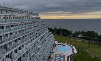 Turyści podzieleni w sprawie Hotelu Gołębiewski w Pobierowie. "Nie da się wszystkim dogodzić"