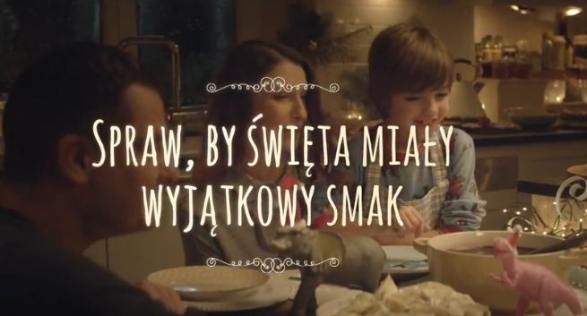 Lepiący pierogi chłopiec w bożonarodzeniowej kampanii Biedronki (wideo)
