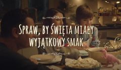 Lepiący pierogi chłopiec w bożonarodzeniowej kampanii Biedronki (wideo)