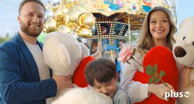 Tamara Arciuch i Bartłomiej Kasprzykowski w wesołym miasteczku u Szymona Majewskiego reklamują Plusa (wideo)