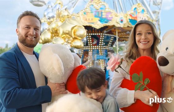 Tamara Arciuch i Bartłomiej Kasprzykowski w wesołym miasteczku u Szymona Majewskiego reklamują Plusa (wideo)