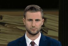 Miłosz Kłeczek jako gospodarz „Kasty”, fot. TVP Info
