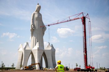 "King Kong w szczerym polu". Znany duchowny ostro o nowym pomniku