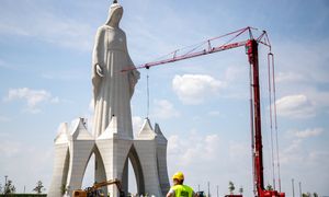 "King Kong w szczerym polu". Znany duchowny ostro o nowym pomniku