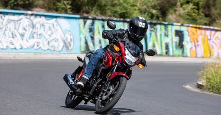 Jakimi motocyklami 125 cm3 można jeździć na kategorię B?