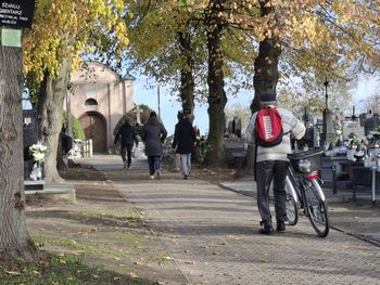 Stara Rawa: Pięknie udekorowane groby na cmentarzu