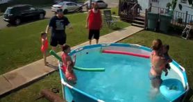 Kamera zarejestrowała niebezpieczny incydent, do którego doszło w basenie. Mama zareagowała błyskawicznie