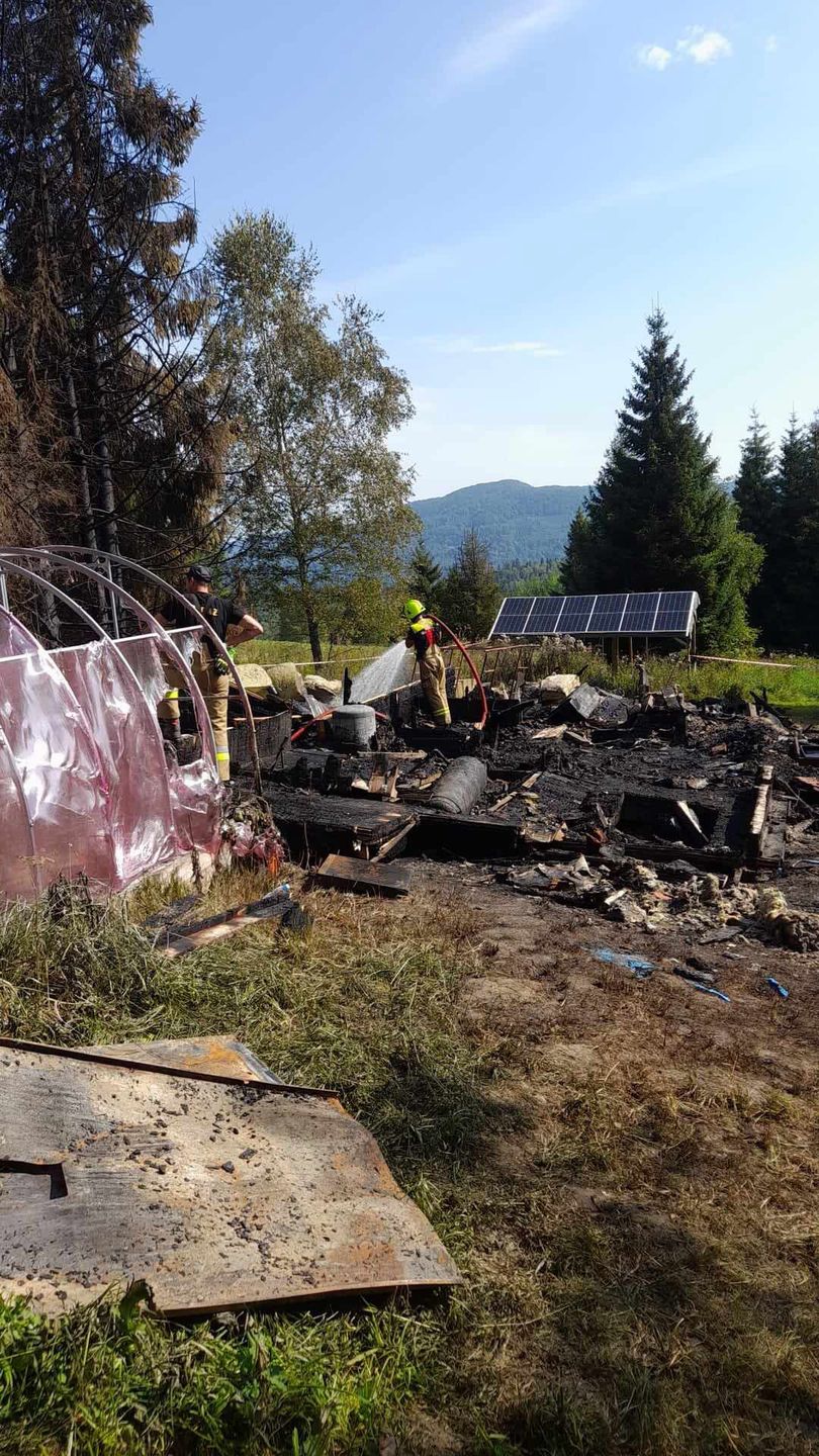 Wstępne ustalenia mówią, że przyczyną pożaru było zwarcie instalacji elektrycznej. Trwa sprawdzanie, czy doszło do niego w systemie fotowoltaicznym. 