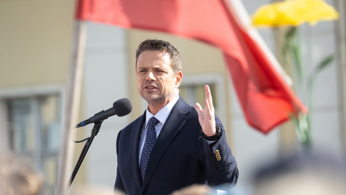 Bydgoszcz, 10.05.2025. Wybory Prezydenta RP 2025 - kampania. Kandydat KO w wyborach na prezydenta RP, prezydent stolicy Rafał Trzaskowski przemawia podczas spotkania otwartego z mieszkańcami na Starym Rynku w Bydgoszczy, 10 bm. (jm) PAP/Tytus Żmijewski