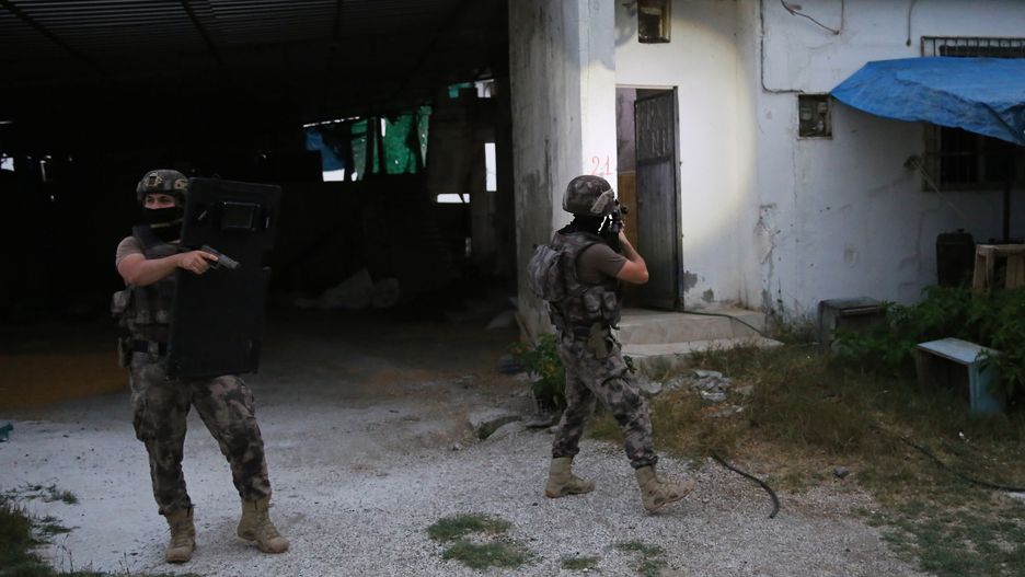 ADANA, TURKEY - JULY 01: Police officers of Turkish Special Forces Command carry out an operation against suspects, who were allegedly operated in Syria in behalf of Daesh, in Adana, Turkey on July 01, 2020. (Photo by Eren Bozkurt/Anadolu Agency via Getty Images)