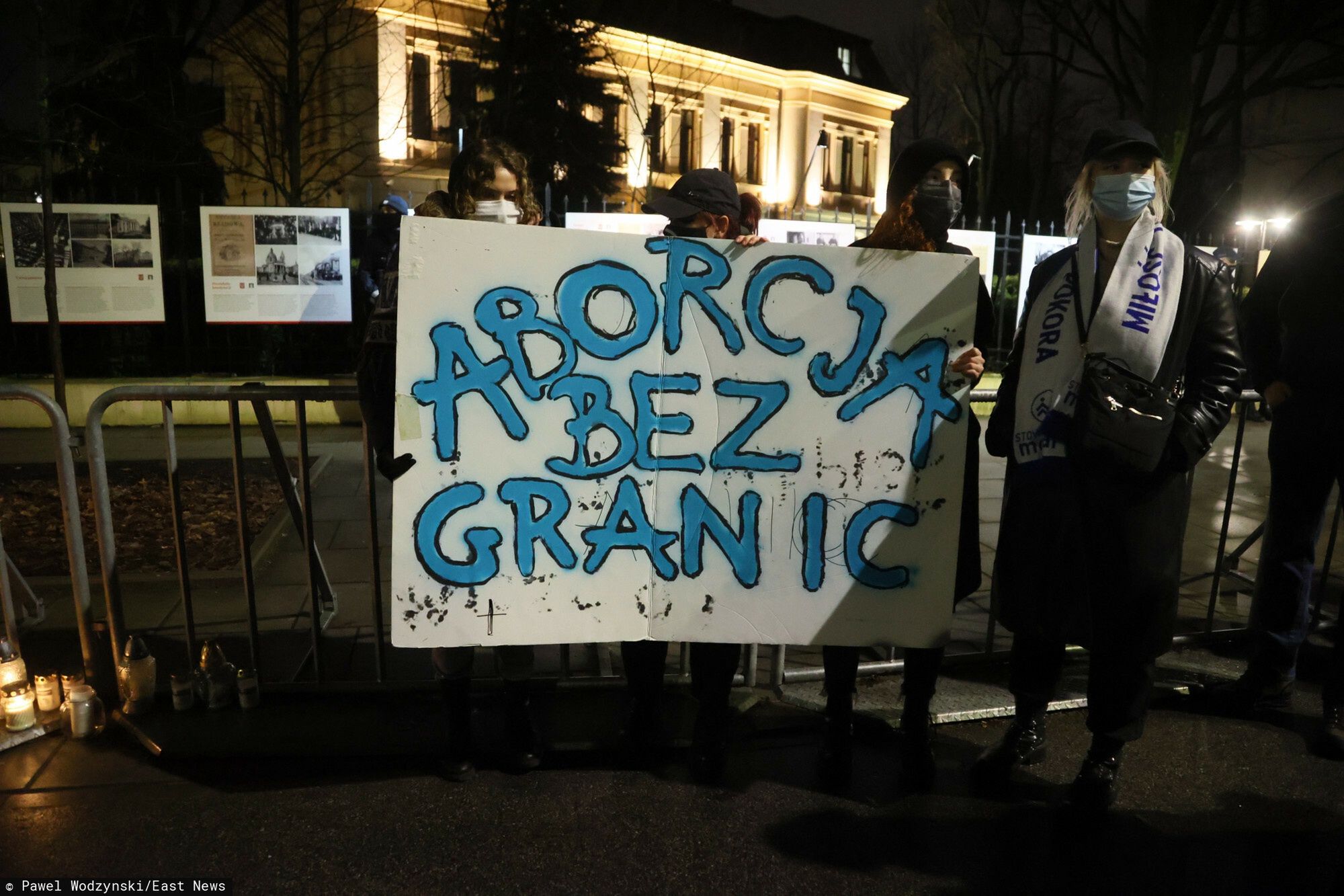 Protest pod siedzibą Trybunału Konstytucyjnego w związku ze śmiercią Agnieszki z Częstochowy 