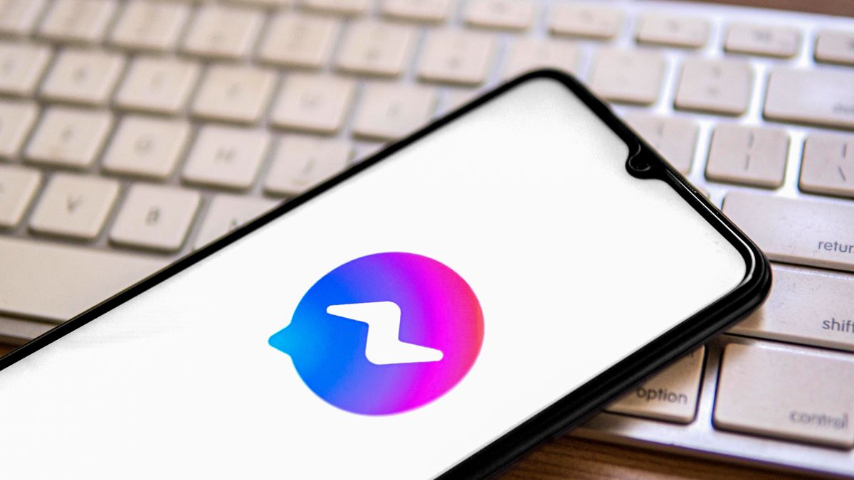 SPAIN - 2022/04/25: In this photo illustration, a Messenger logo seen displayed on a smartphone placed on top of a computer keyboard. (Photo Illustration by Thiago Prudencio/SOPA Images/LightRocket via Getty Images)
