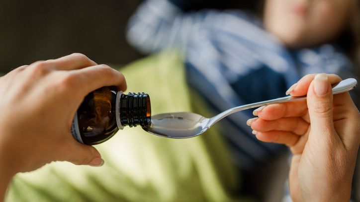 Opiekunka podawała dziecku leki z alkoholem. Pijana 4-latka trafiła do szpitala