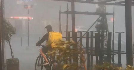 Potężna burza nad Warszawą. Ludzie uciekali, gdzie tylko się dało