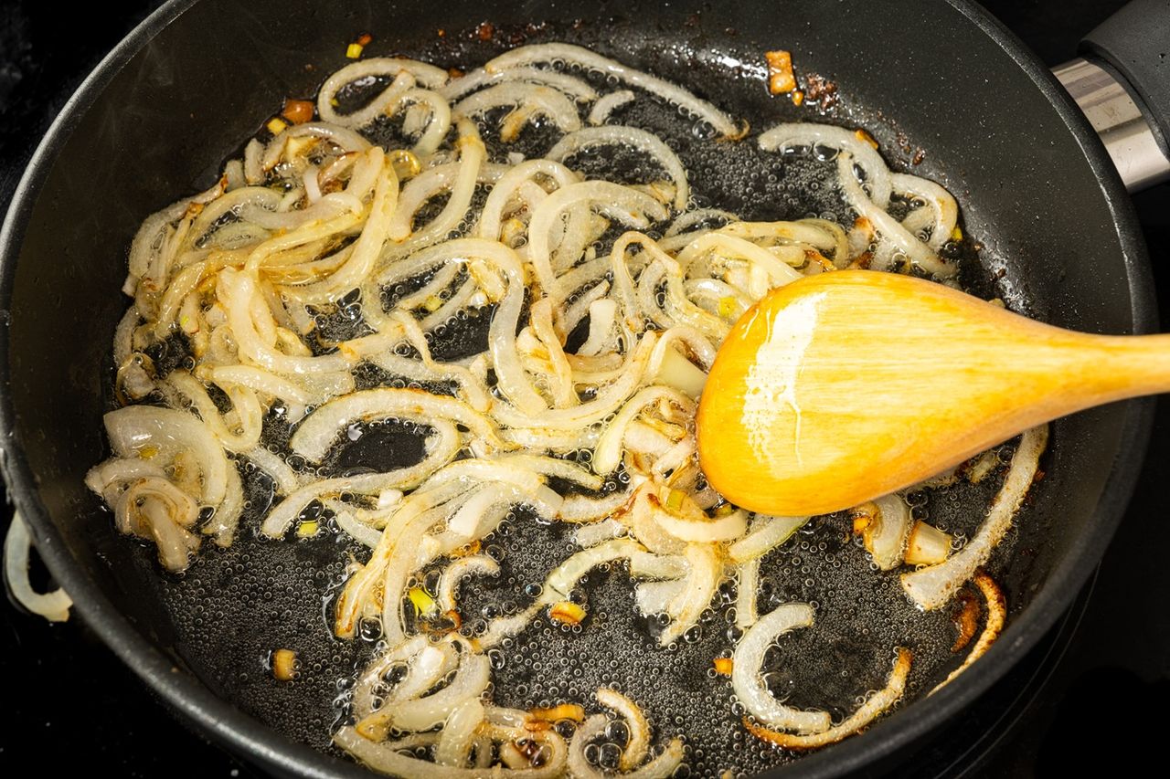 Smażysz cebulę w ten sposób? Nic dziwnego, że traci smak i staje się gorzka