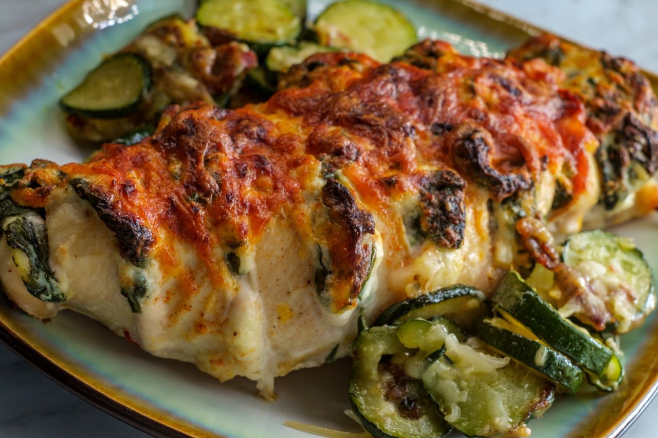 Nacinam pierś kurczaka i upycham farsz. Na widok tego obiadu rodzina aż bije brawo